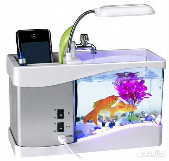 Красивая подставка с аквариумом для рыбки