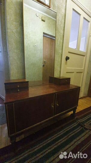 Трюмо с зеркалом