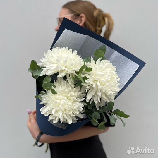 Букет цветов белая хризантема 3 шт с эвкалиптом