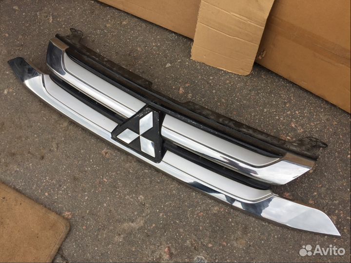 Решетка радиатора дефект Mitsubishi Outlander 2016