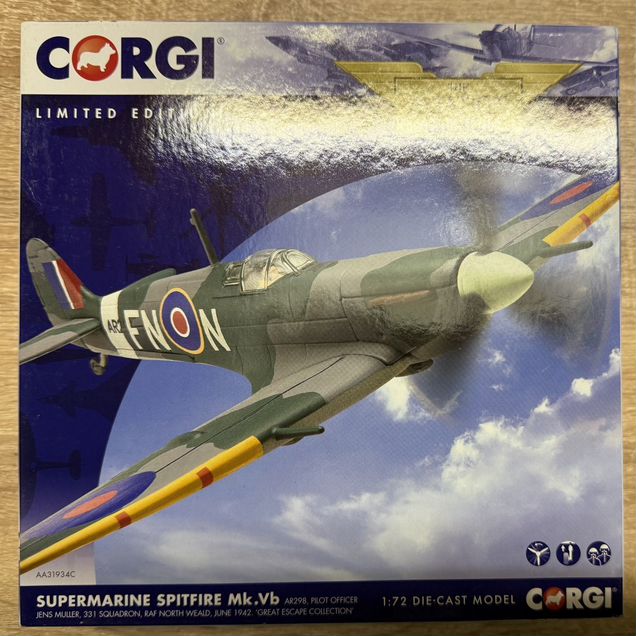 Модель самолета фирмы Corgi-supermarine spitfire