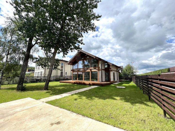 Коттедж 195,4 м² на участке 7,5 сот.