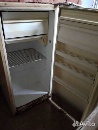 Холодильник бу Наст