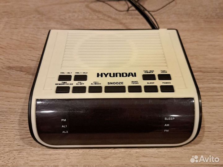 Радиоприемник с часами Hyundai