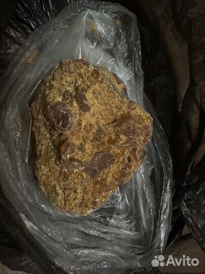 Необрбабатанный янтарь