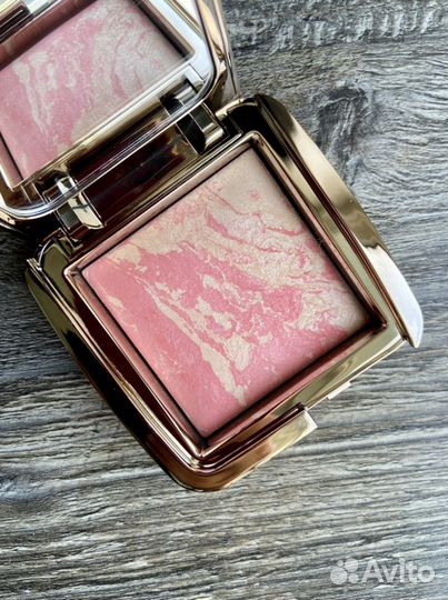 Hourglass румяна, хайлайтер