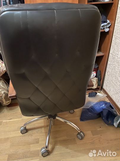 Кожанное кресло