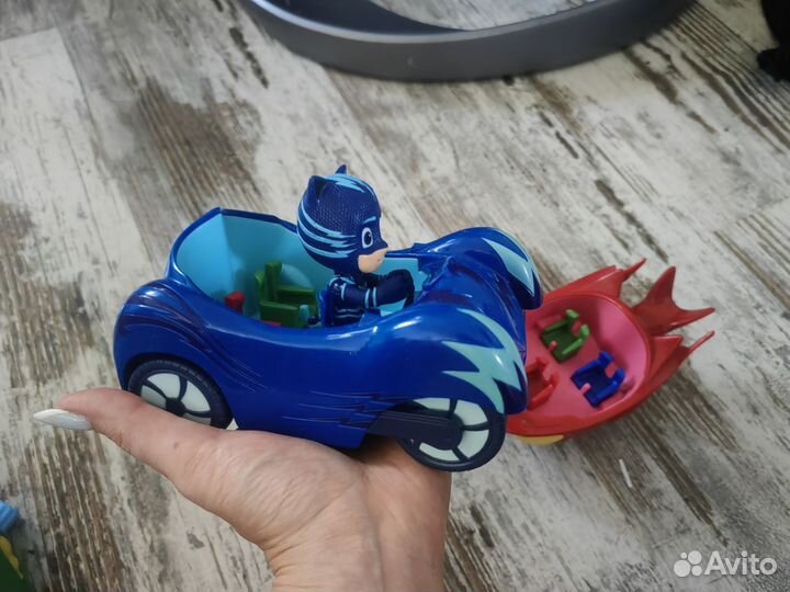 Герои в масках с машинками