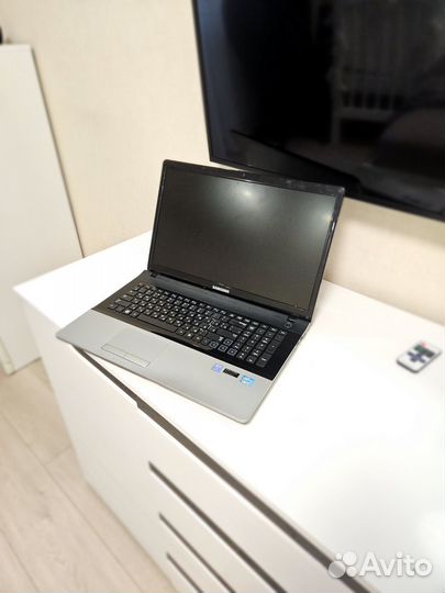 Ноутбук Samsung 17 дюймов Core i3