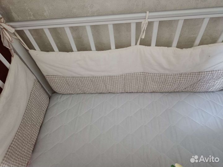 Кроватка с маятником и ящиком + матрас и бортики