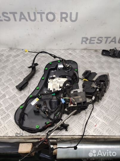 Доводчик двери Audi Q8