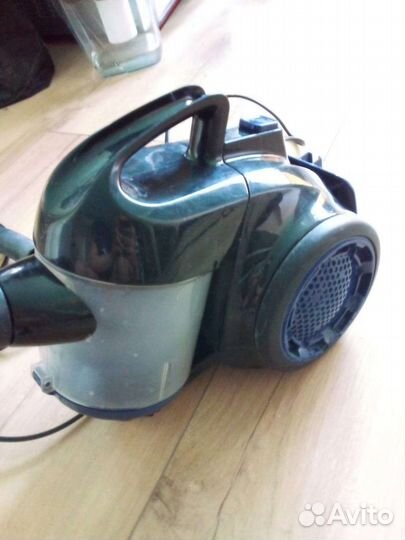 Пылисос с пластиковым контейнером
