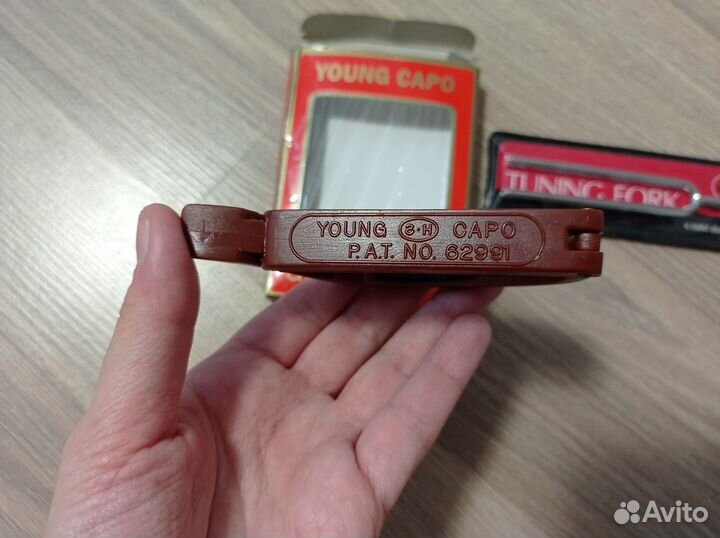 Камертон и каподастр