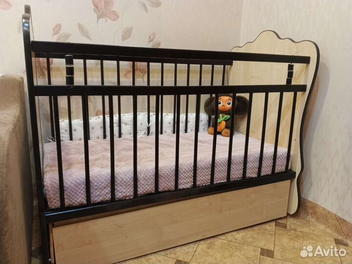 Детская кроватка с маятником и ящиком