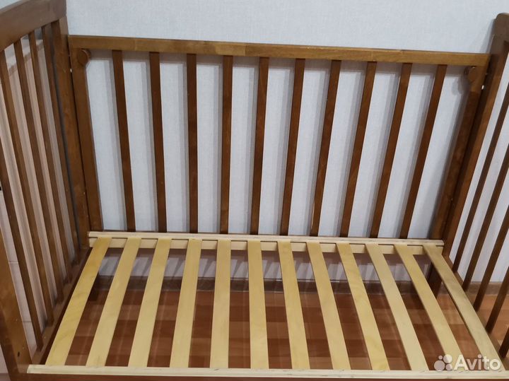 Детская кроватка с маятником