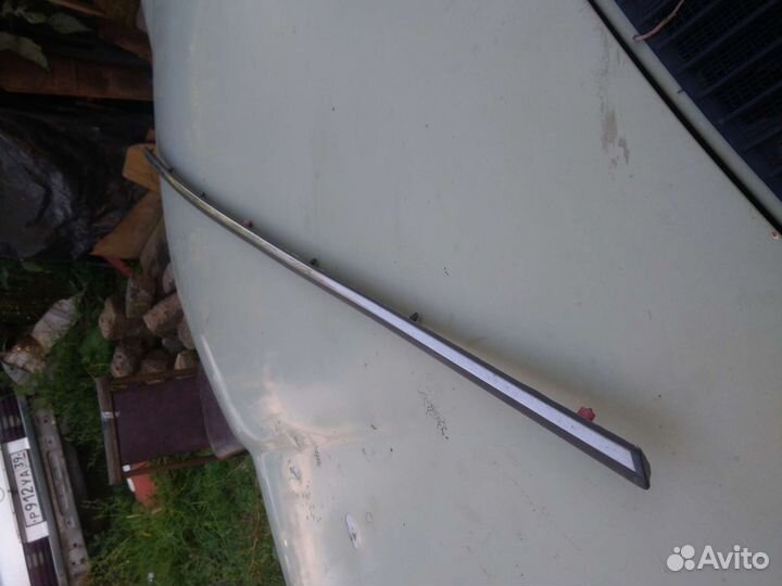 Молдинг на левое крыло на Мерседес W123