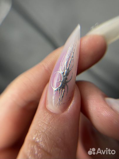 Модель на маникюр