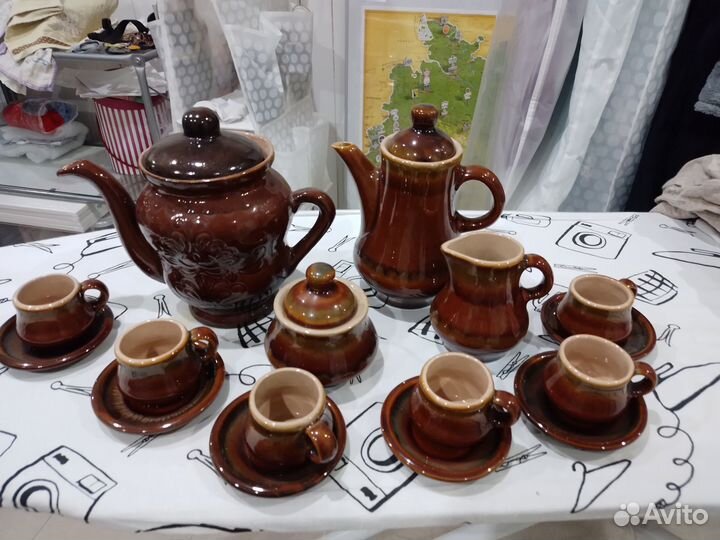 Чайный сервиз из глины, вазы, графин с стопками