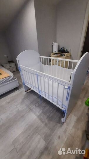 Детская кроватка с матрасом и бортиками