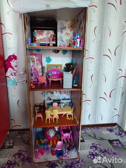 Большой кукольный домик с мебелью