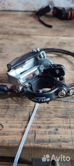 Передний переключатель и монетка shimano altus