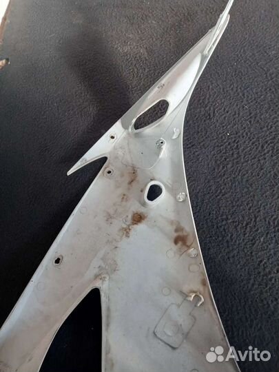 Пластик боковой левый Yamaha YZF R1 04