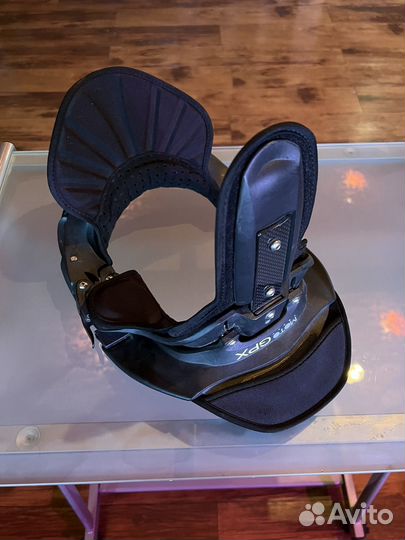 Защита шеи Leatt Brace Moto GPT и шлем Shoei