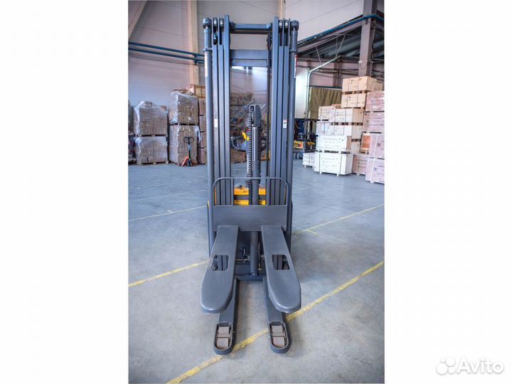 Штабелёр с площадкой