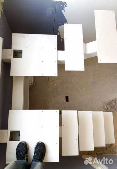 Лестница на металлокаркасе открытого типа