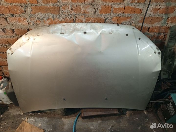 Капот на LADA калину 1