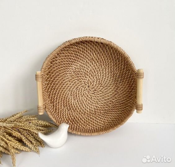Круглый плетеный поднос для кухни