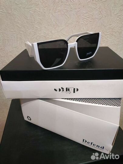 Солнцезащитные очки Prada