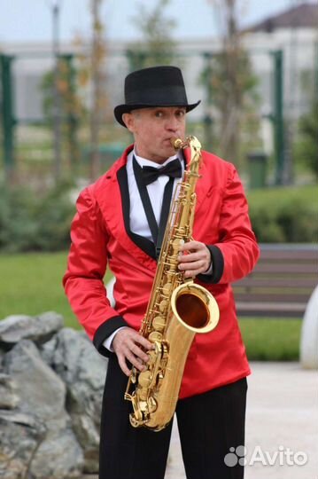 Саксофонист на праздник