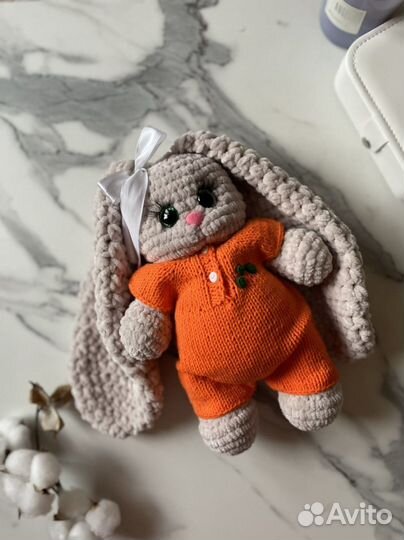 Плюшевая игрушка Зайка в комбинезоне