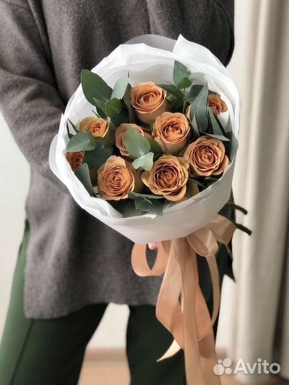 Букет из розовых роз и эвкалипта