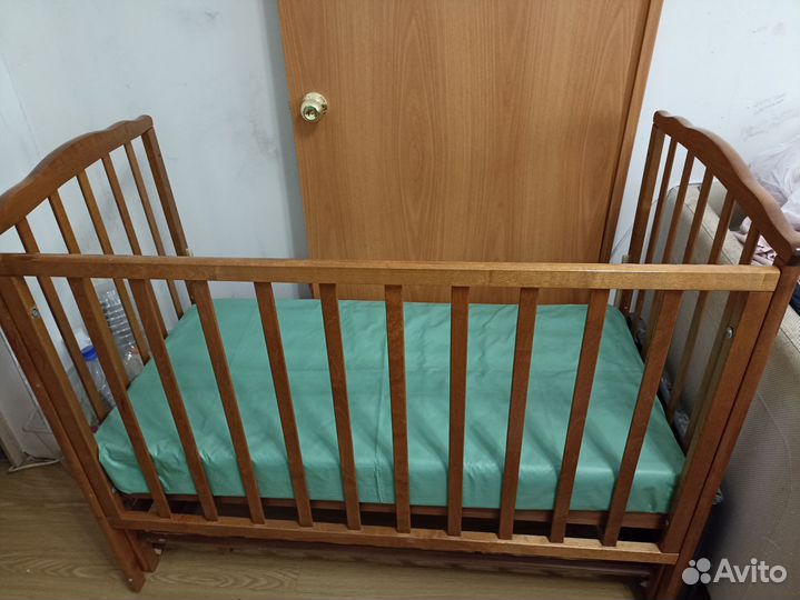 Детская кроватка с маятником