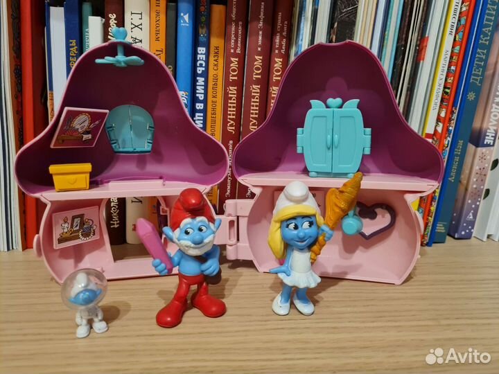Домик и фигурки смурфиков