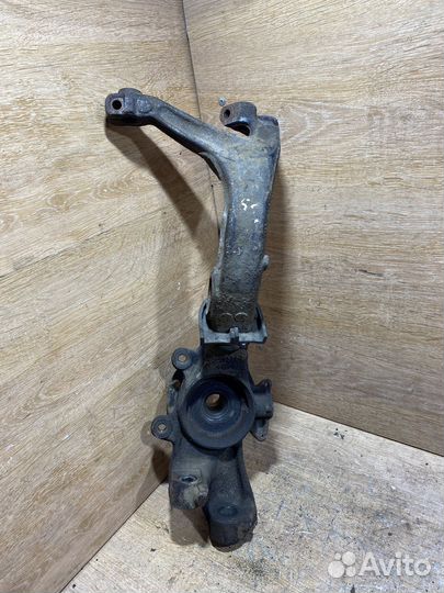 Поворотный кулак передний левый VW Passat B5 X90