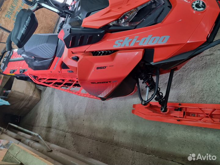 BRP Ski-Doo Summit X 154 850 e-tec shot