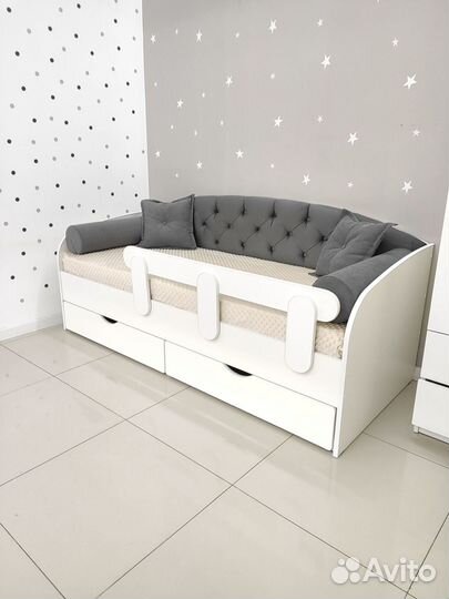 Детская кровать с мягким изголовьем