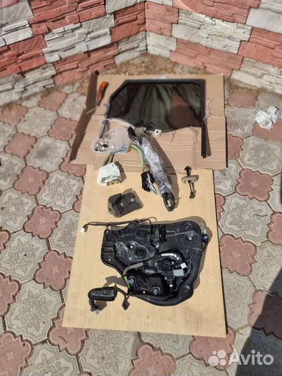 Задние левое стекло