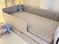 Кровать детская с бортиками. Мягкий диван