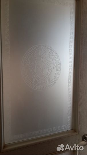 Шикарные двери с логотипом Версаче