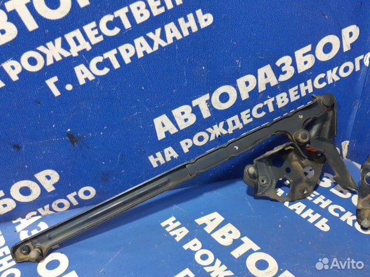 Петля капота Mercedes-Benz W210 седан 1999