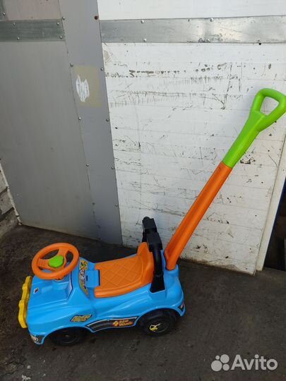 Детская машинка каталка с ручкой