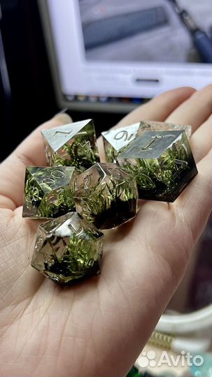 Кубики днд с мхом внутри