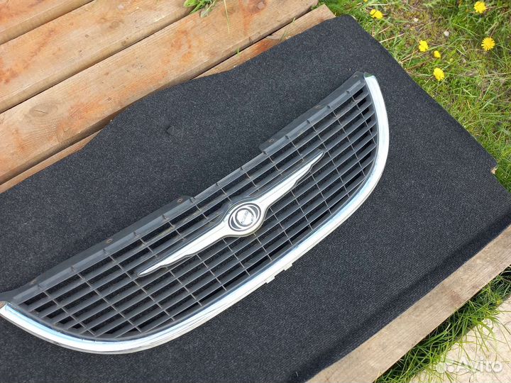 Chrysler Voyager(01-07)решётка 4857300AA радиатора