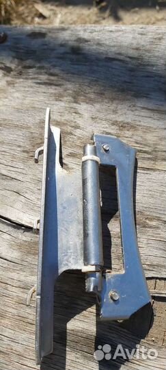 Люк и петля для него