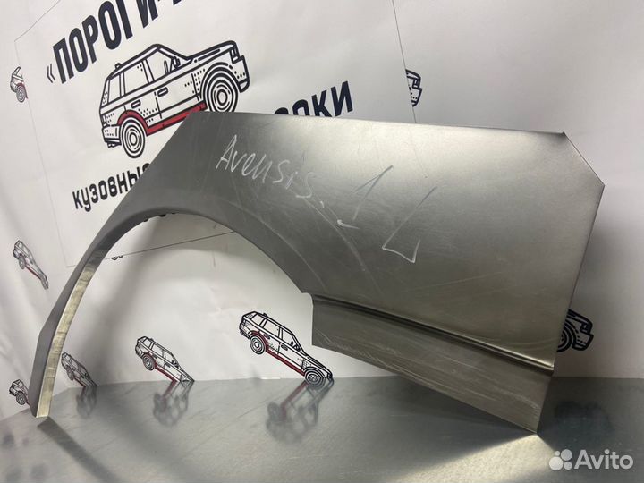 Toyota Avensis арки задних крыльев правый