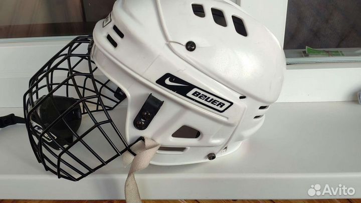 Хоккейный шлем